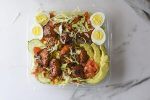 Griot-BBQ Salade Cobb + Chiktay Hareng