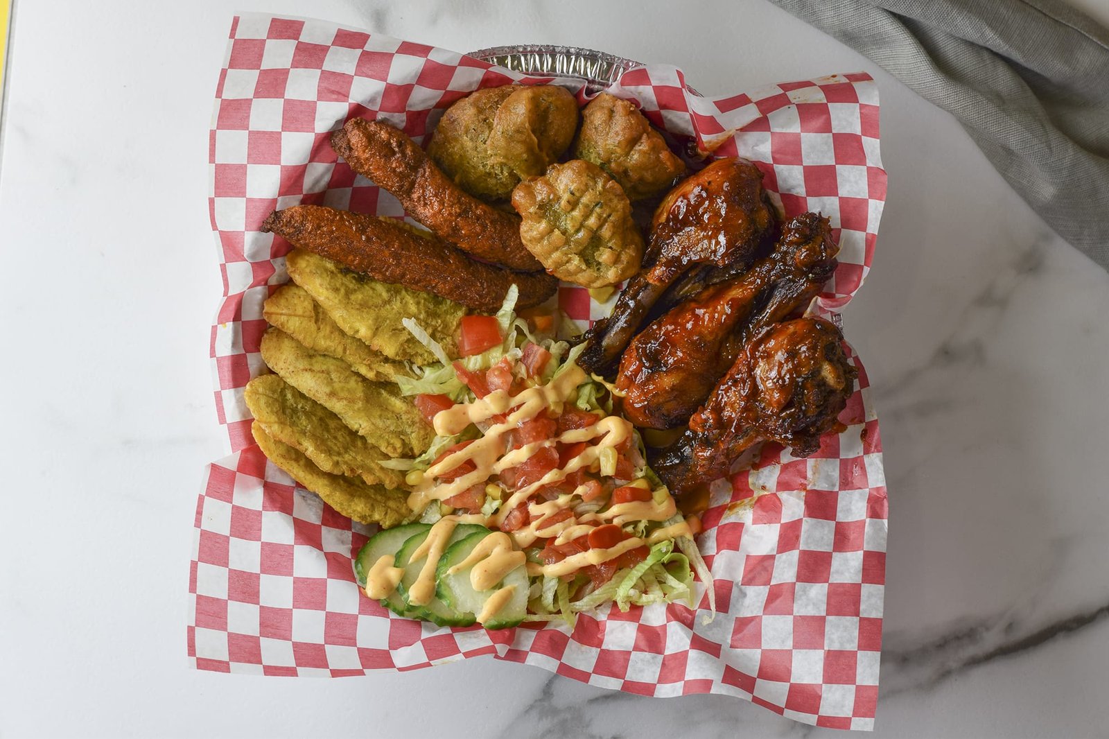 Fritay (Poulet) + Plantain + Accra + Marinade + Salade + Pikliz